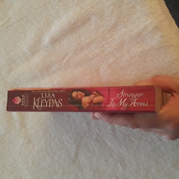 Stranger In My Arms, a paperback book written in 1998 by Lisa Kleypas - Picture 4 of 6